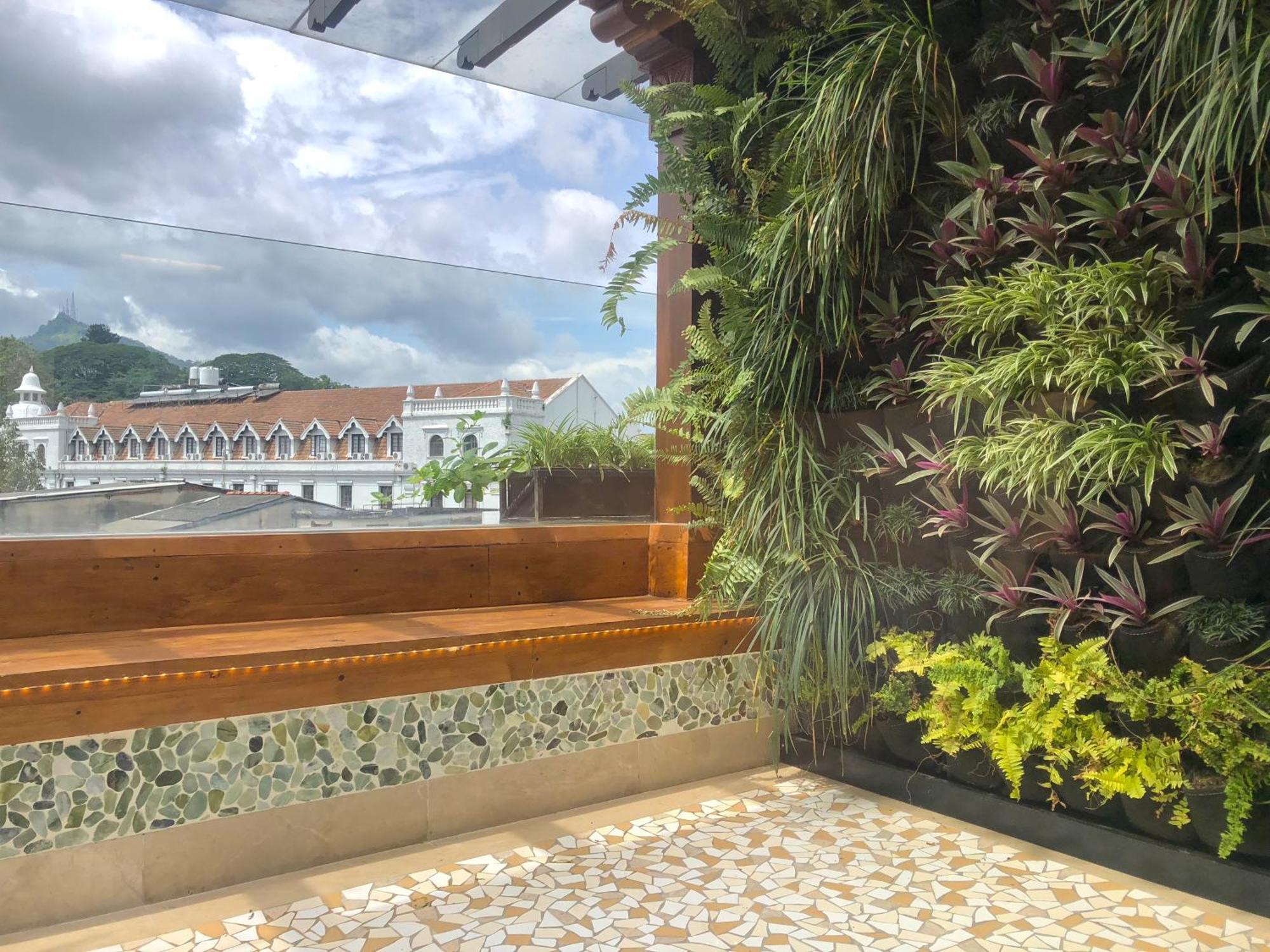 The Radh Hotel Канди Екстериор снимка