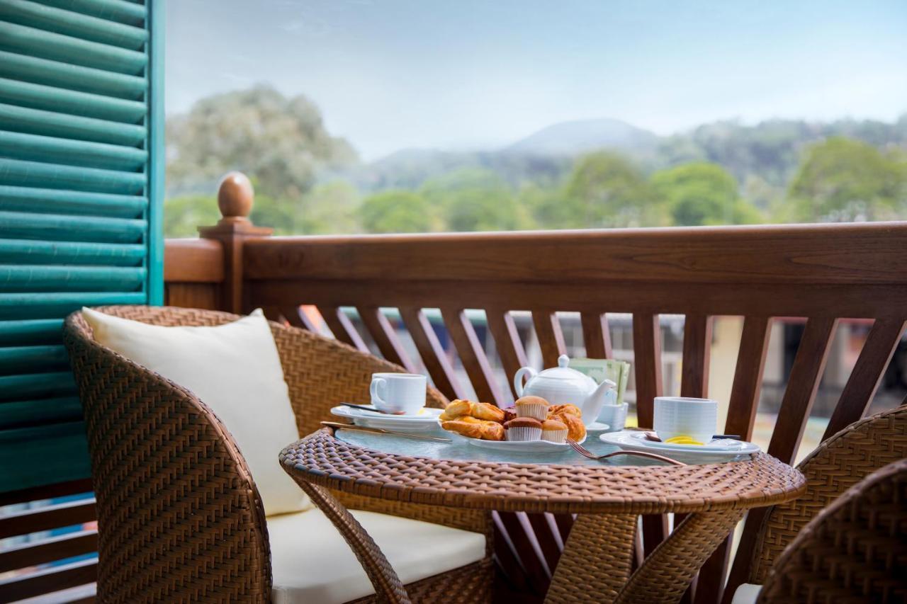 The Radh Hotel Канди Екстериор снимка