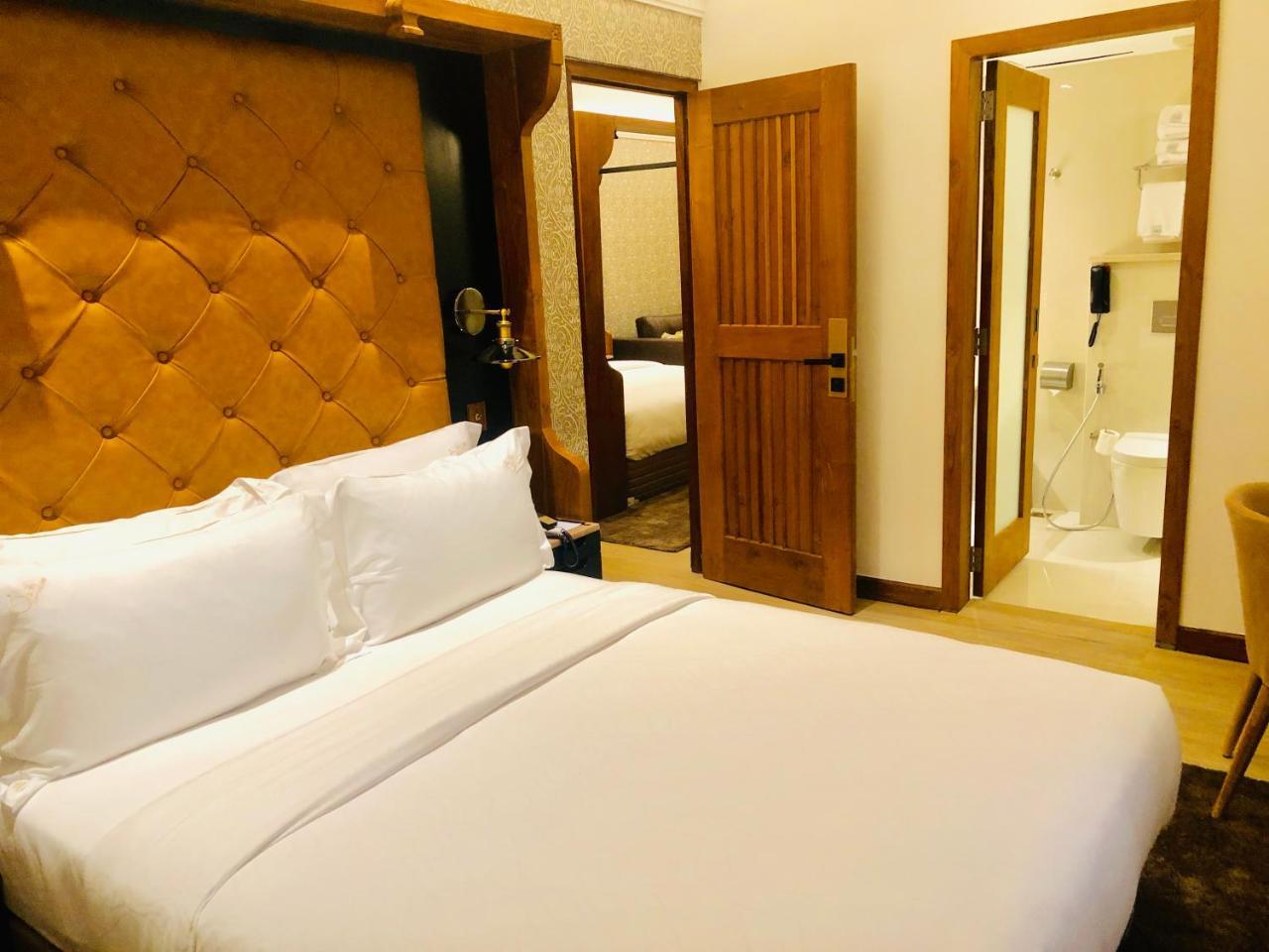 The Radh Hotel Канди Екстериор снимка